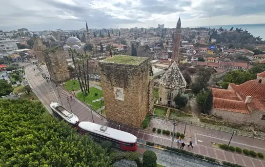 Tarihi Kale Kapısı'na Tel Örgü Önlem