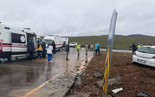 Bingöl'de Kaza: 1 Ağır, 13 Yaralı