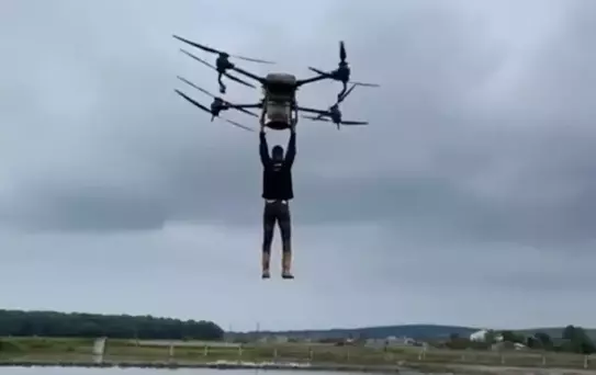 Çiftçi, İlaçlama Dronuna Tutunarak Geçiş Yaptı