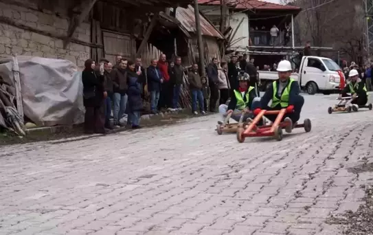 Yeşildere'de Tahta Arabalarla Bayram Yarışı