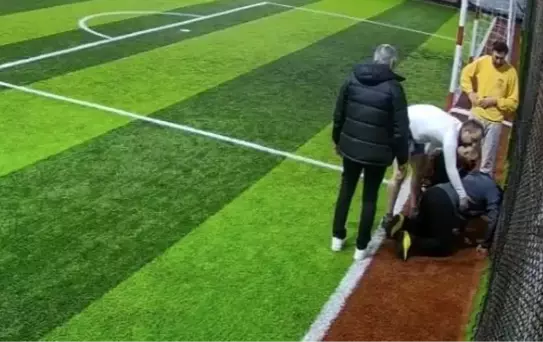 Halı saha maçında kalbine yenik düştü: O anlar kamerada