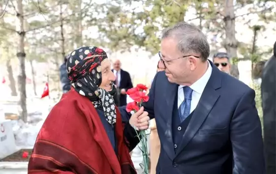 Kars'ta bayramda şehitliğe anlamlı ziyaret