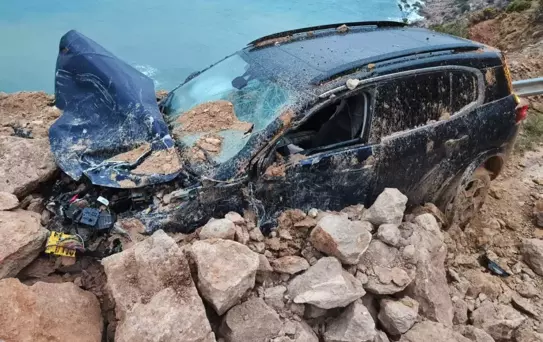 Heyelan otomobili böyle yuttu! Her şey 3 saniye sürdü