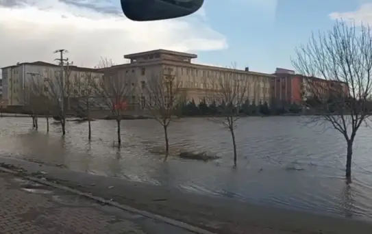 Nusaybin'de Sağanak Yağış İpekyolu'nu Su Bastı