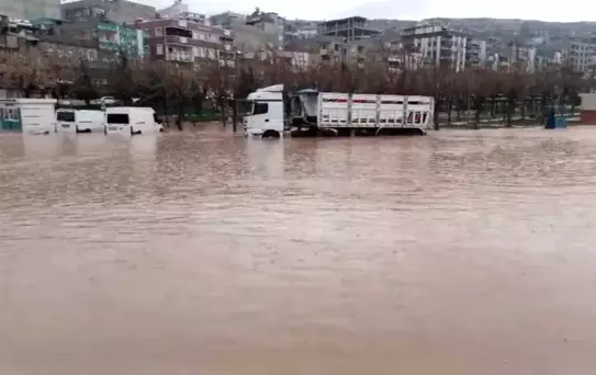Şanlıurfa'da sağanak yağış sele dönüştü: Ev ve oteli su bastı