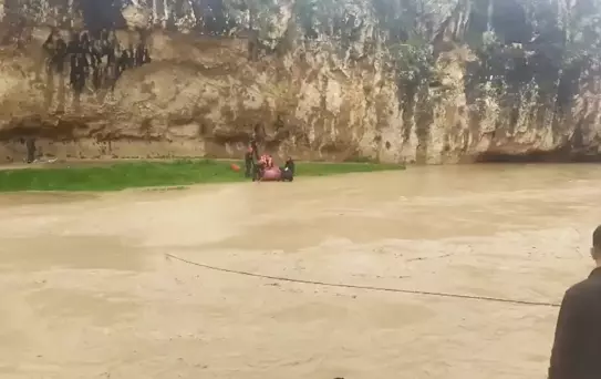 Adıyaman'da sel sularına kapılıp, mağaraya sığınan 4 çiftçi kurtarıldı
