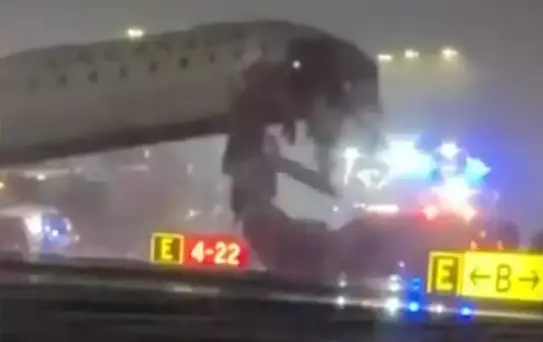 Pistte feci kaza! Yolcu uçağı itfaiye aracıyla çarpıştı