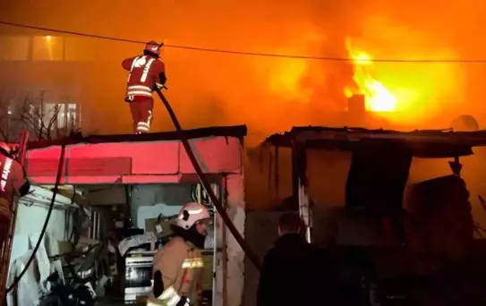 Alevlerin geceyi aydınlattığı yangında ev ve otomobil küle döndü