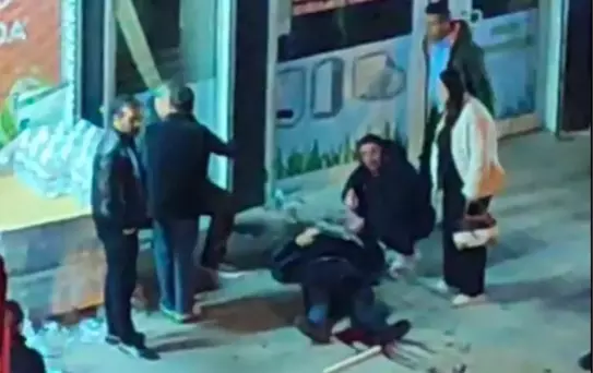 Mamak'ta Belediye Otobüsünde 'Yan Bakma' Kavgası: 1 Yaralı