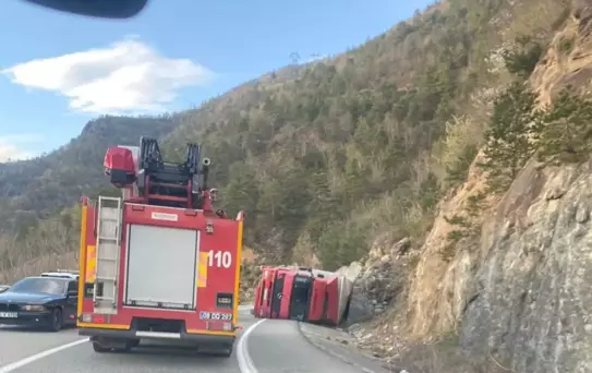 Artvin'de TIR Devrildi: Sürücü Ağır Yaralı