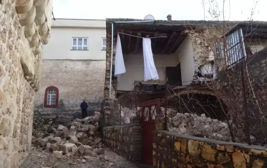 Gercüş'te Sağanak Ev Çöktü