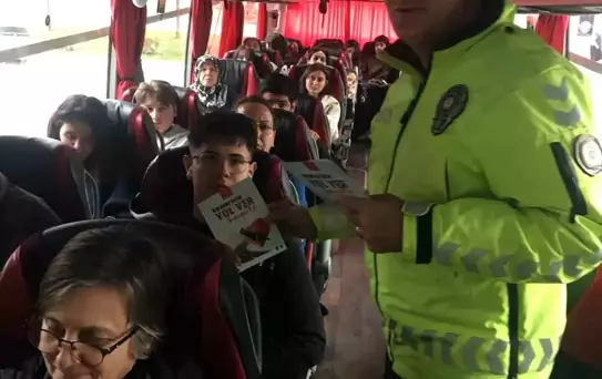 Burdur'da otogarda emniyet kemeri kullanımı hakkında bilgilendirme