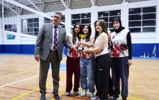 Voleybol Turnuvası Şampiyonu İnli Köyü