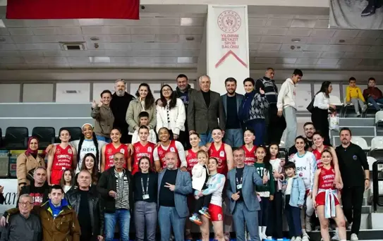Manisa'nın tek kadın basketbol takımı zirve takibini sürdürüyor