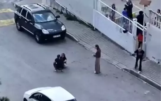 Sokak ortasında karısını dövdü, okuldaki çocuklar izledi