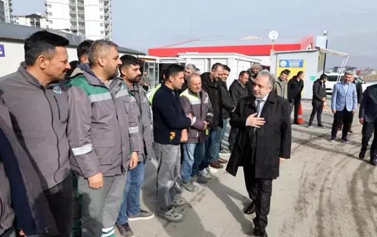 Talas'ta bayram coşkusu: Başkan Yalçın personelle kucaklaştı