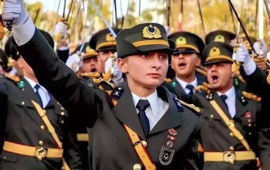 TSK'dan ihraç edilen Teğmen Ebru Eroğlu'nun iade davasında karar çıktı