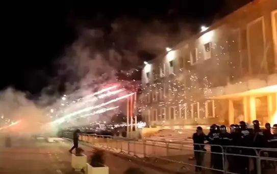 Ülke yanıyor! Protestocuların hedef aldığı yer başbakanın konutu