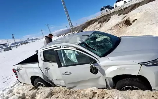 Van'da Kamyonet Şarampole Yuvarlandı