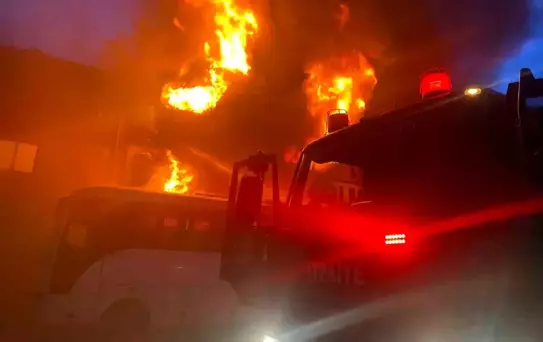 Antalya'da İnşaat Malzemeleri Deposunda Yangın