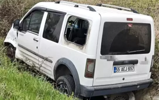 Bafra'da Kaza: Araç Su Kanalına Düştü