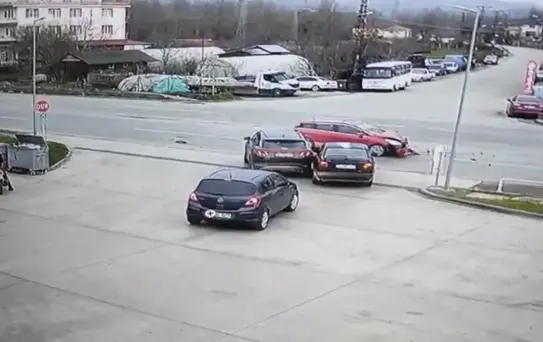 Bartın'da Zincirleme Kaza: 2 Yaralı