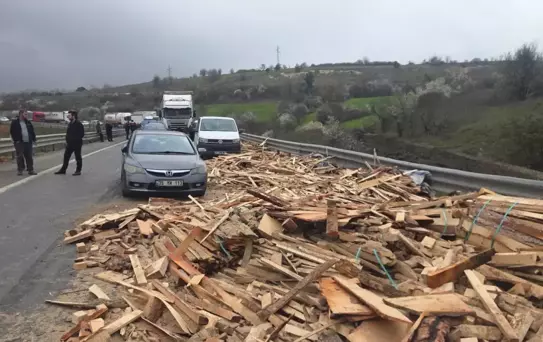 Bursa'da TIR Devrildi, Trafik Kitlendi