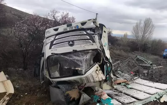 Nevşehir'de Kontrolden Çıkan Kamyonet Devrildi