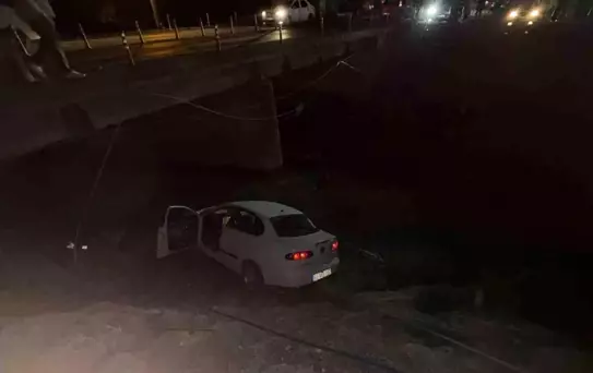 Osmaniye'de otomobil köprüden düştü