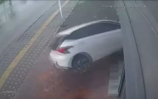 Otomobil Vitrine Çarptı