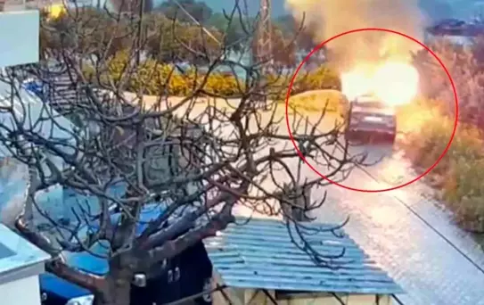 Park halindeki otomobili benzin döküp kundaklamak isterken kendini yaktı