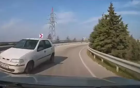 Yunusemre'de Ters Yöne Giren Araç Kamereye Yansıdı