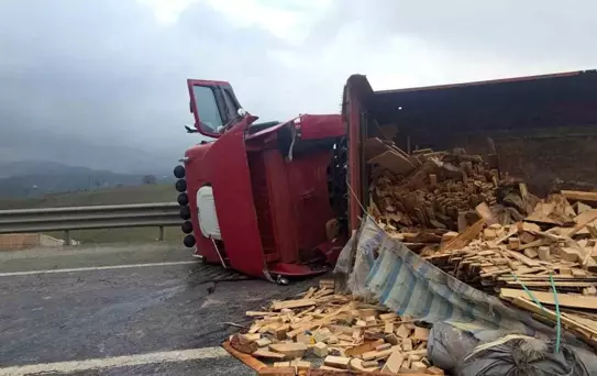 Yalova-Bursa Yolunda Tır Devrildi: 1 Yaralı