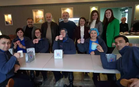 Ünlü oyuncu Çelebi down sedromlu bireylerin çalıştığı kafede