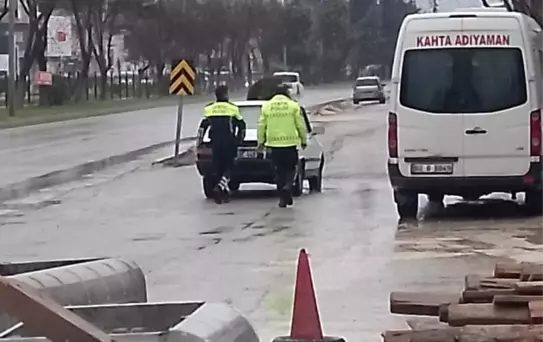 Polisten Yolda Kalan Araca Yardım
