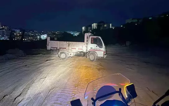 Kuşadası'nda kaçak moloz dökerken suçüstü yakalanan kamyonet sürücüsüne ceza