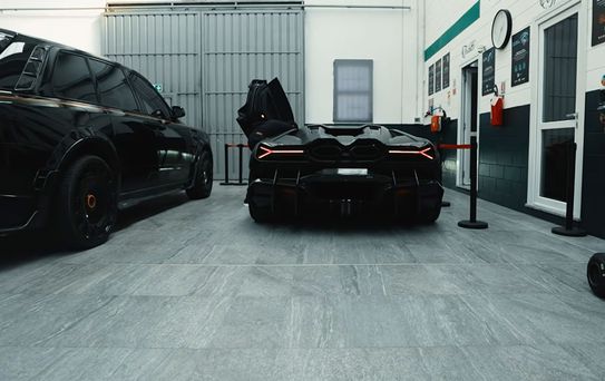 Milli yıldızımızın lüks garajına bakın