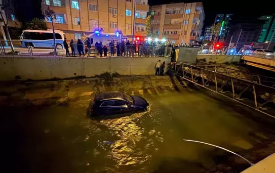 Tarsus'ta Otomobil Sulama Kanalına Düştü