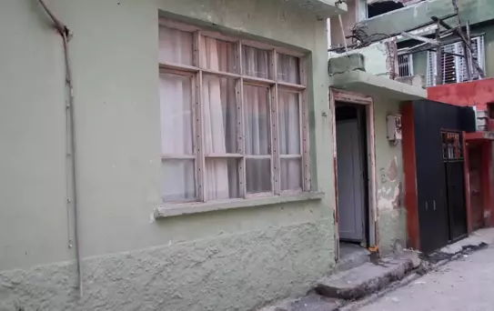 Silikon maskeli saldırganlar zorla girdikleri evde kurşun yağdırdı: Anne ve oğlu yaralandı