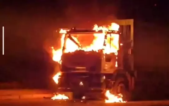 Van'da çöp kamyonu alev alev yandı