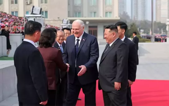 Kuzey Kore'de Lukaşenko'ya Resmi Karşılama