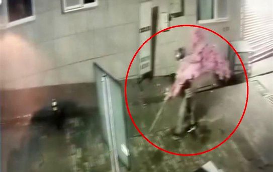 Kafeye asılan yazıyı yanlış anladı, bambaşka bir şeyi sırtlayıp gitti