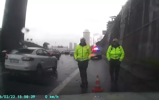 Polis, Boğulmak Üzere Olan Sürücüye İlk Yardım Yaptı