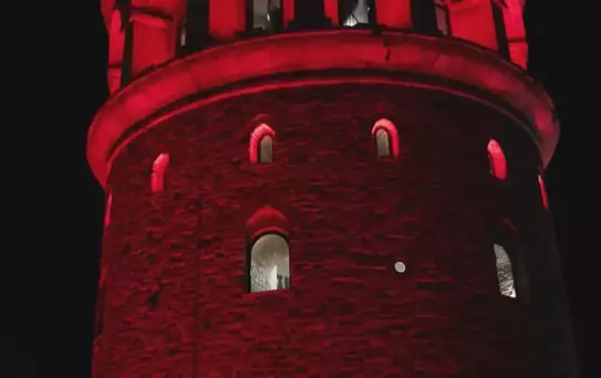 Galata Kulesi Kırmızı Işıkla Aydınlatıldı