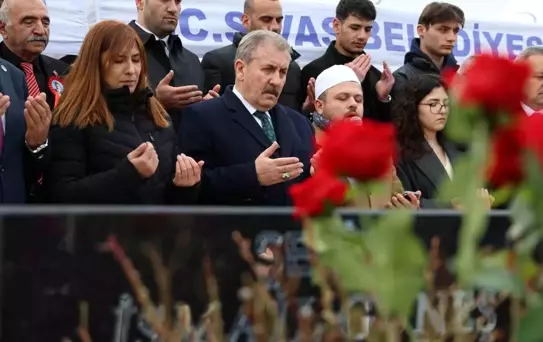 Helikopterin düşmesi sonucu BBP Genel Başkanı Muhsin Yazıcıoğlu ile birlikte hayatını kaybeden İsmail Güneş ve 4 kişi mezarları başında anıldı