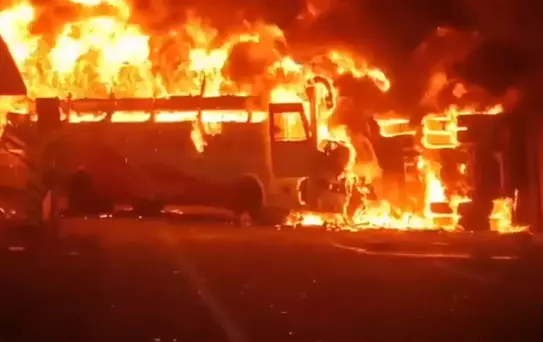 Kamyonla çarpışan otobüs alev aldı, 13 kişi feci şekilde can verdi