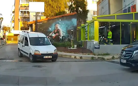 İzmir'de Ters Yöne Giren Sürücü Kameraya Yakalandı