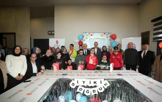 Ümraniye'de sevgi dolu buluşma: 10 özel gencin doğum günü bir arada kutlandı