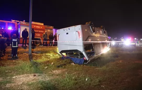 Antalya'da cezaevi personelini taşıyan servis devrildi: 16 infaz koruma memuru yaralandı