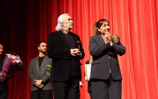 Dünya Tiyatro Günü'nde Binnur Kaya'ya Ödül